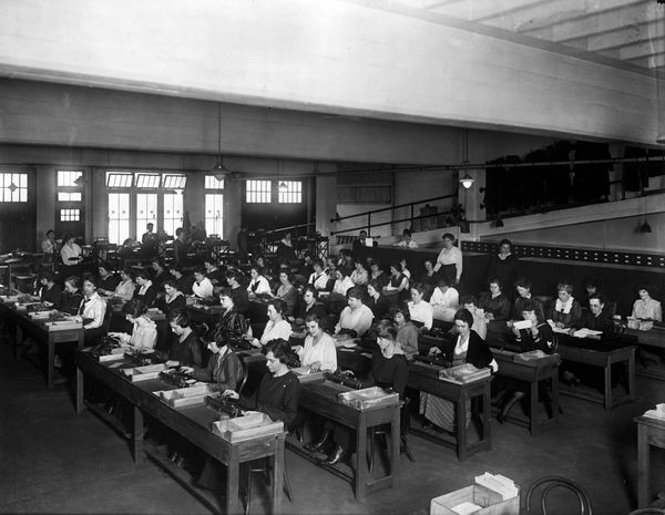 <em>Human computers around 1920</em>. © Courtesy of the Library of Congress